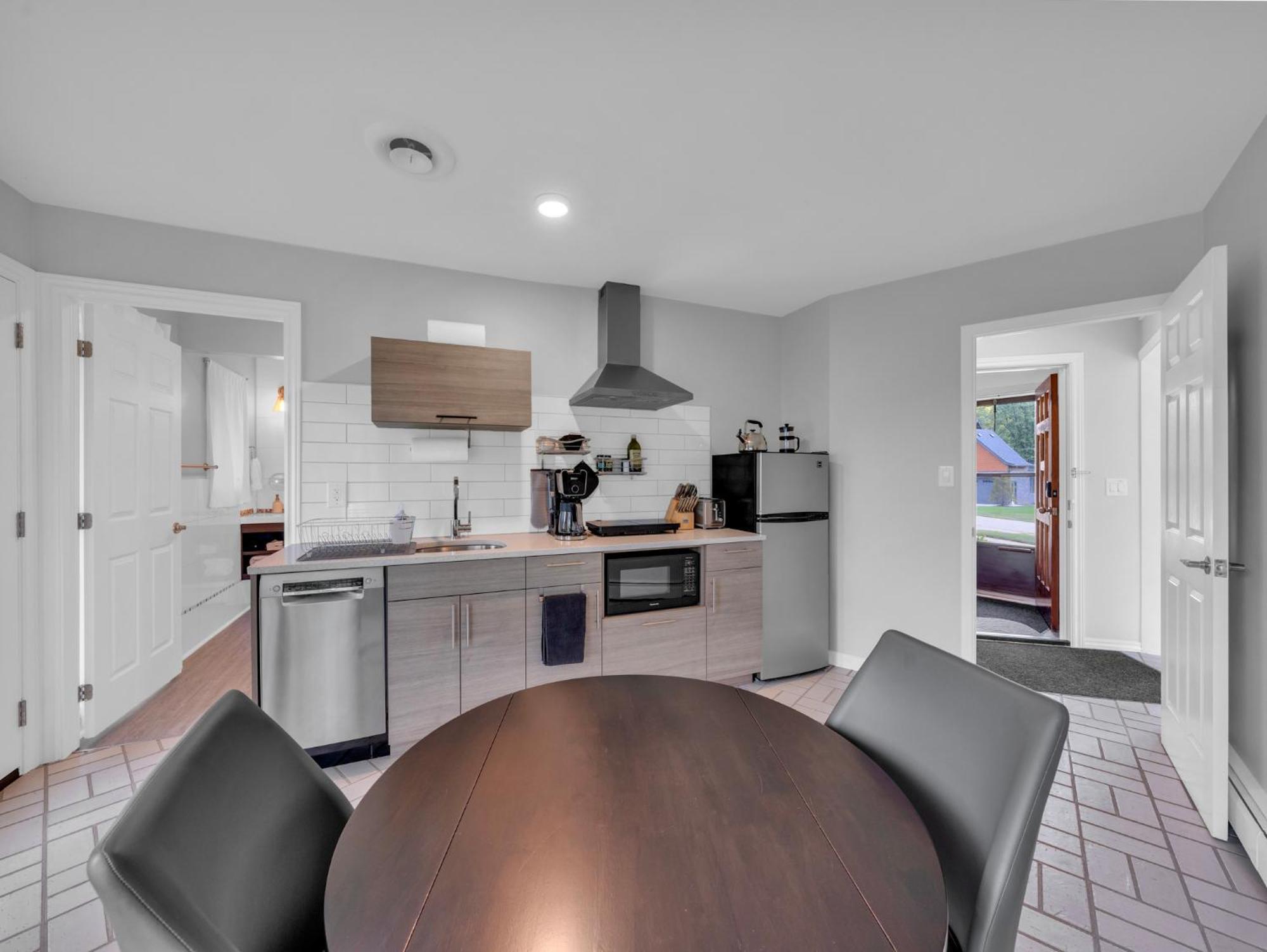 Coastal Suite #1 Cozy Suite #2 - Seacliff Beach Suites Leamington Exteriör bild